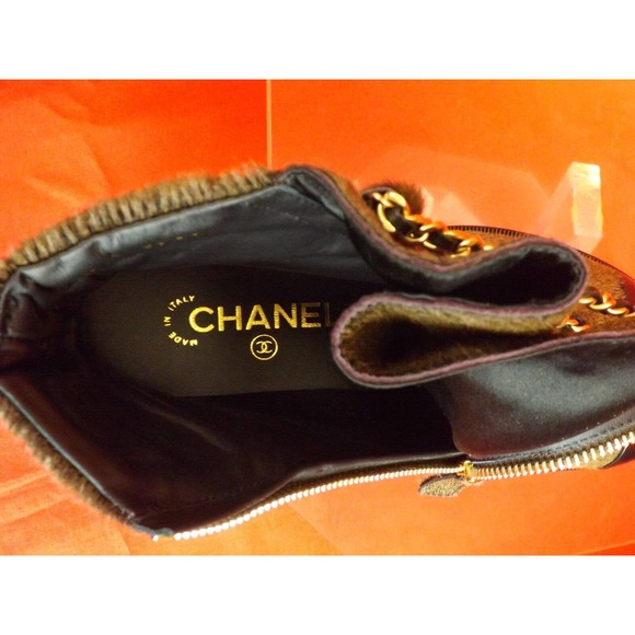 NIB CHANEL BROWN GOLD CHARMS CHAIN BLACK CAP TOE PONY HAIR ANKLE BOOTS 37.5 $2K - Picture 10 of 12
